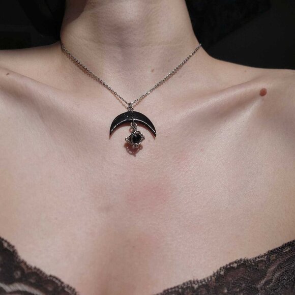 Gothic vintage black moon silver witch necklace with a small silver chain - Picture 2 of 9